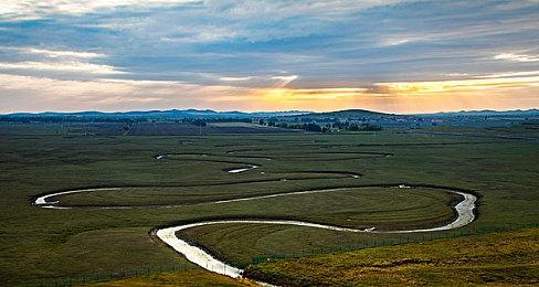 暴雨倾盆之时有人打伞 还有人打开了高达盾牌……